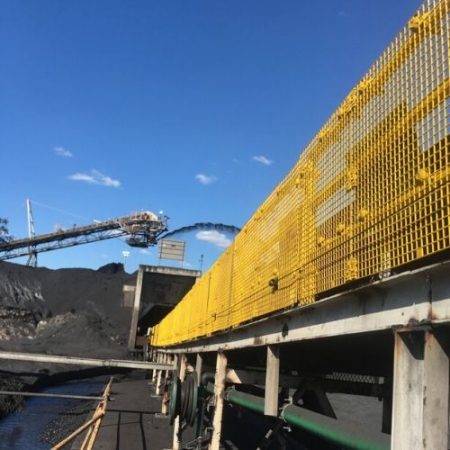 Protección para cintas transportadoras y maquinaria